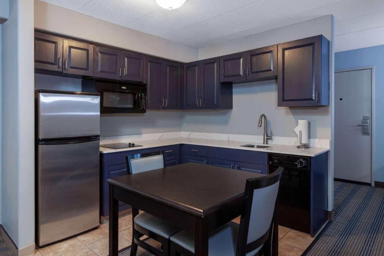 One-Bedroom Efficiency King Suite with Roll-In Shower - Mobility Accessible/Non-Smoking at AmericInn by Wyndham Peoria