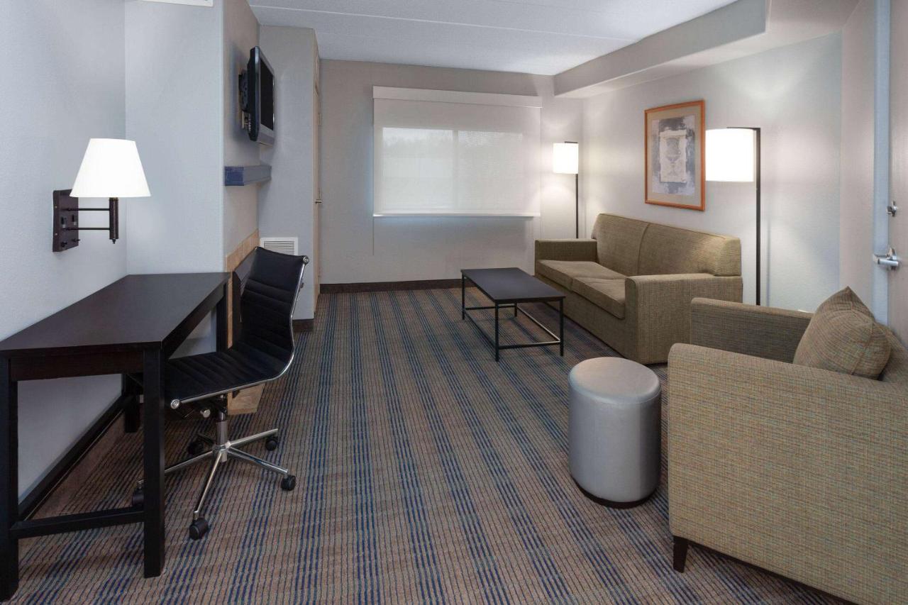 One-Bedroom Efficiency King Suite with Roll-In Shower - Mobility Accessible/Non-Smoking at AmericInn by Wyndham Peoria