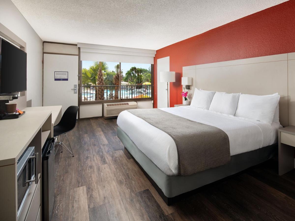 Garden Superior King with Pool View at Wyndham I-Drive Avanti Resort & Conference Center