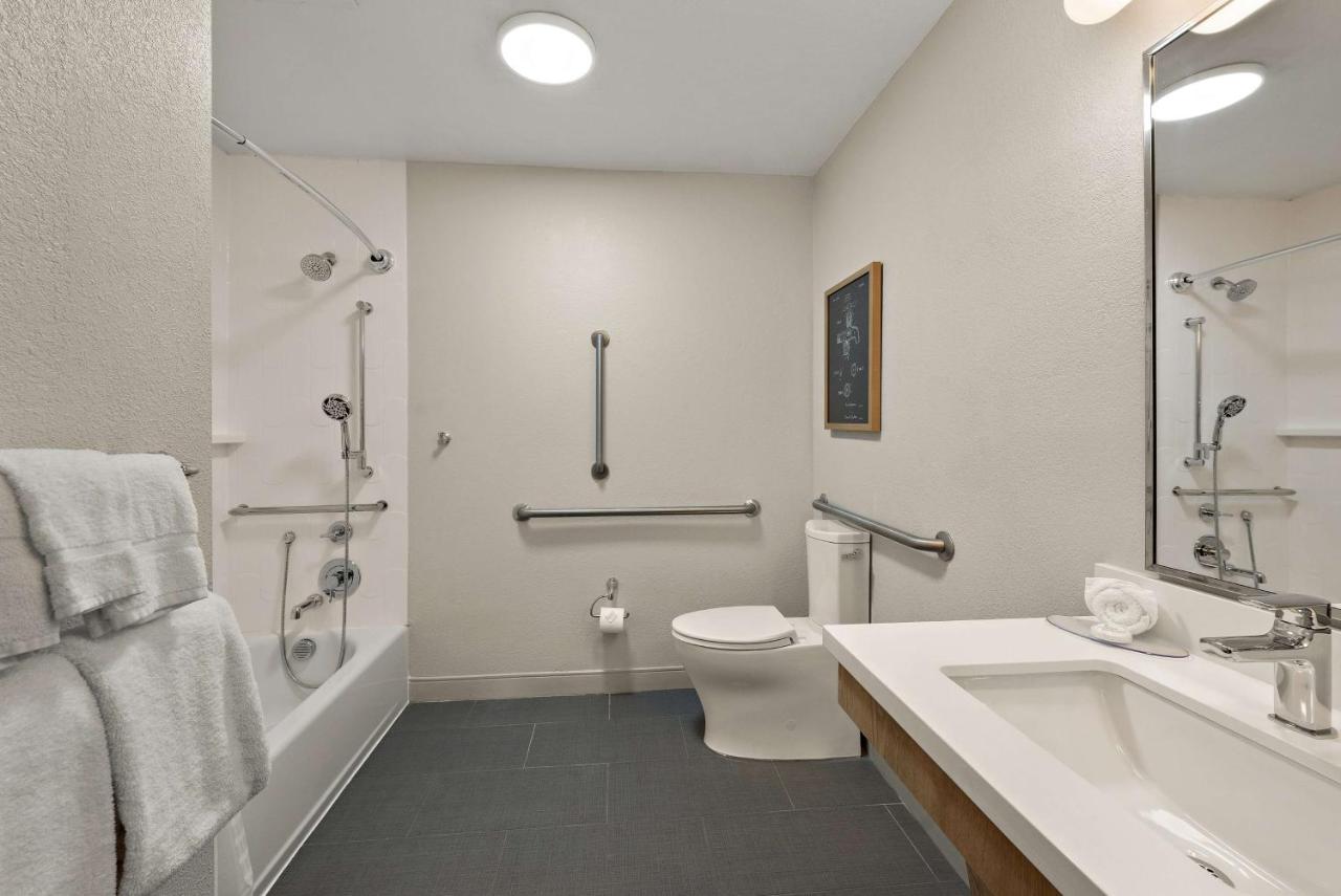 Queen Studio Suite with Bathtub - Mobility Accessible at Sonesta Simply Suites Jersey City