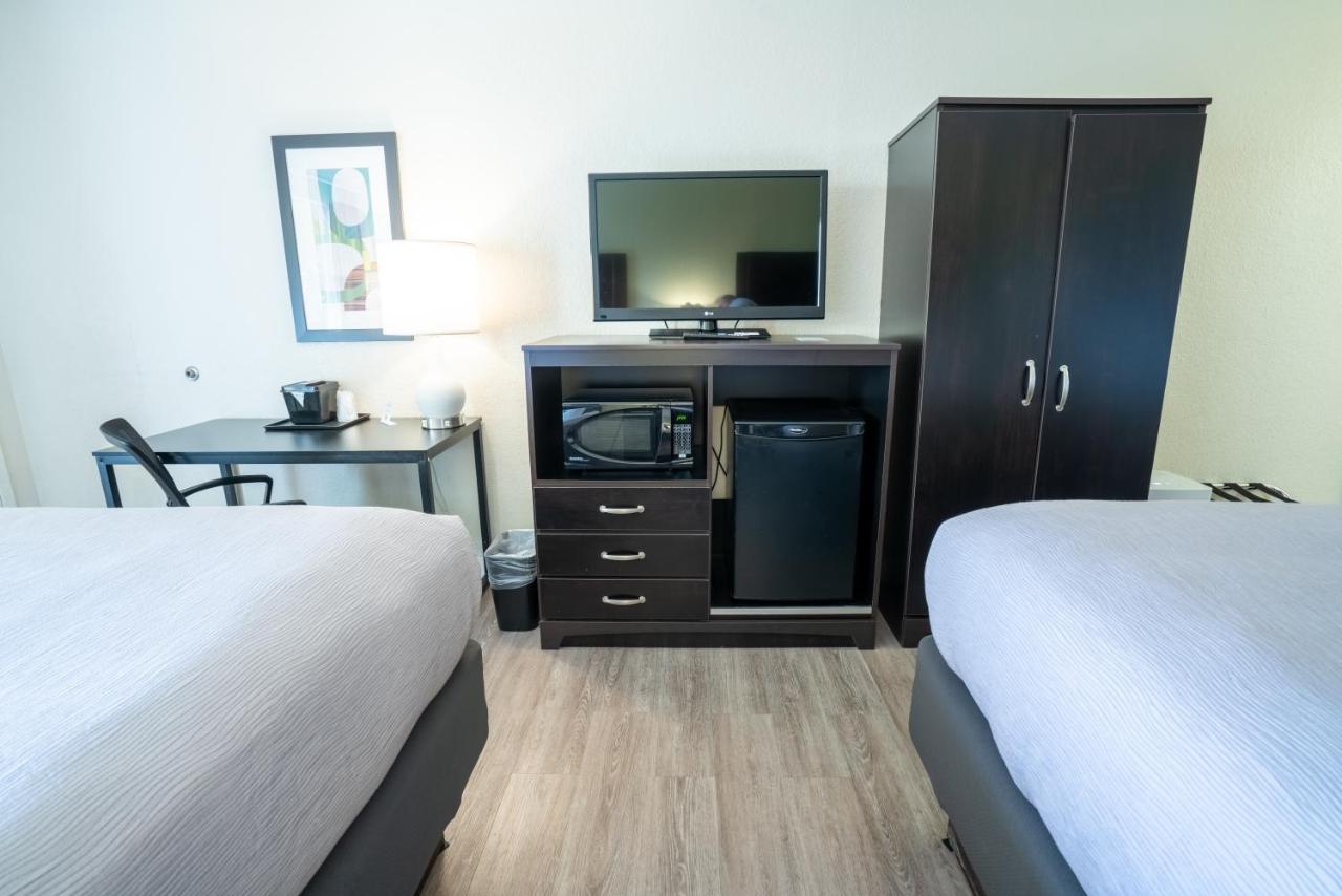 Queen Room - Accessible/Nonsmoking at Quality Inn Palm Beach International Airport