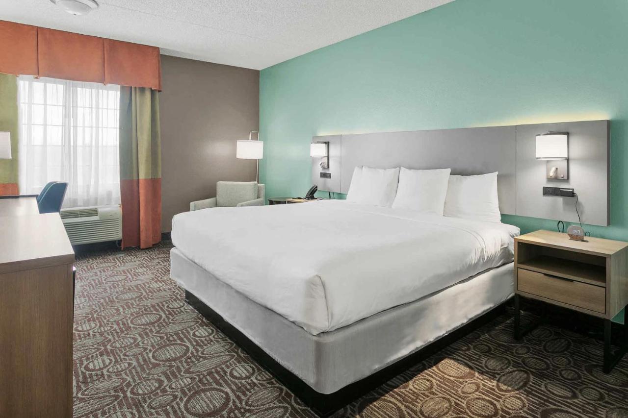 King Room with Roll-In Shower - Accessible/Non-Smoking at Comfort Inn Chandler - Phoenix South I-10