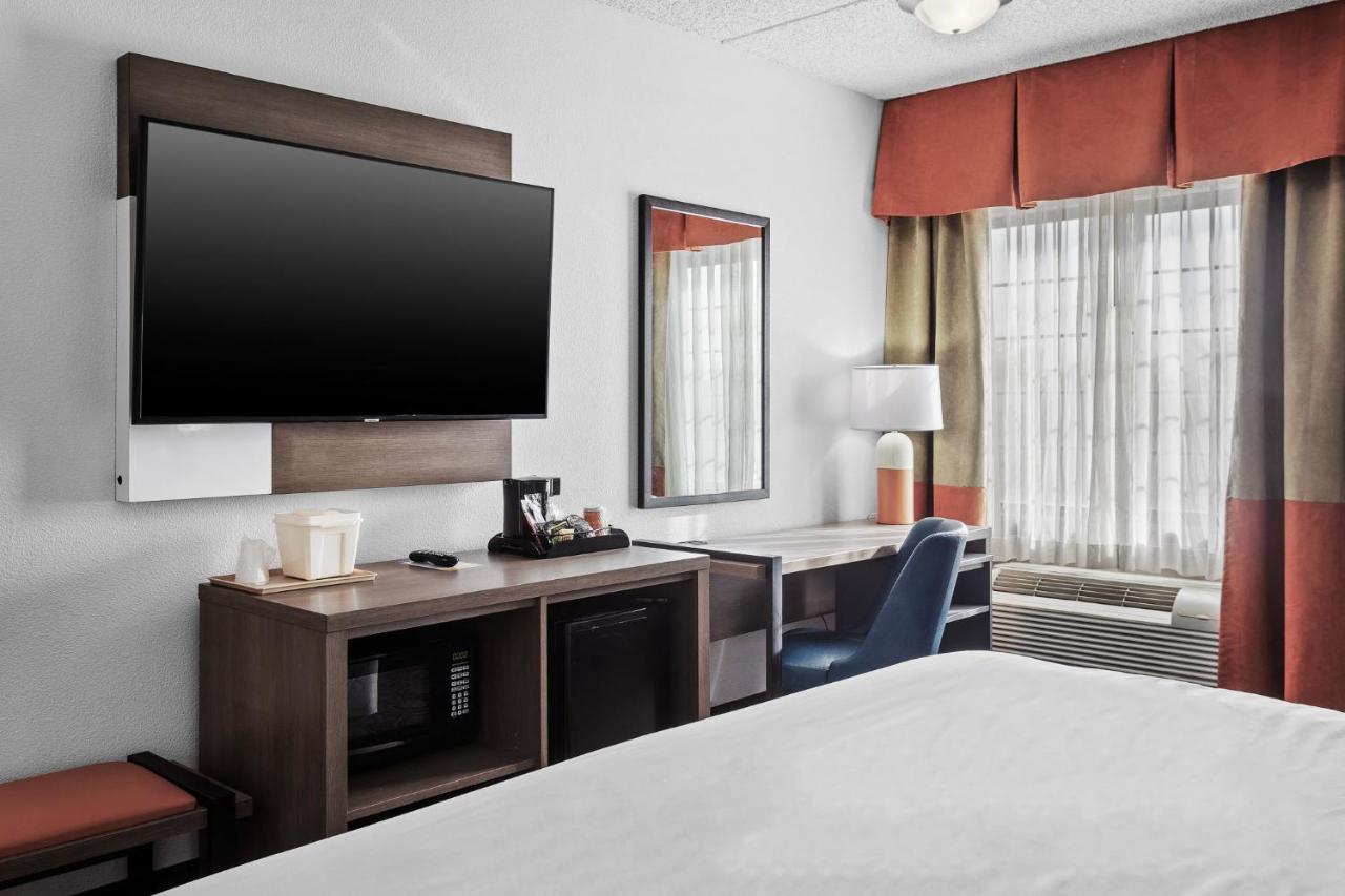 King Room with Roll-In Shower - Accessible/Non-Smoking at Comfort Inn Chandler - Phoenix South I-10