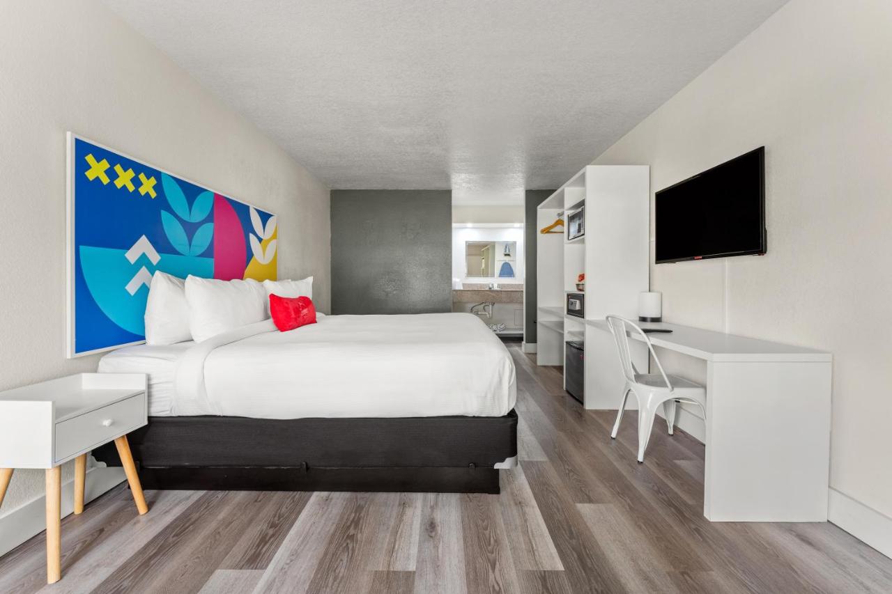 Standard King Room at Baymont by Wyndham Orlando Lake Buena Vista South