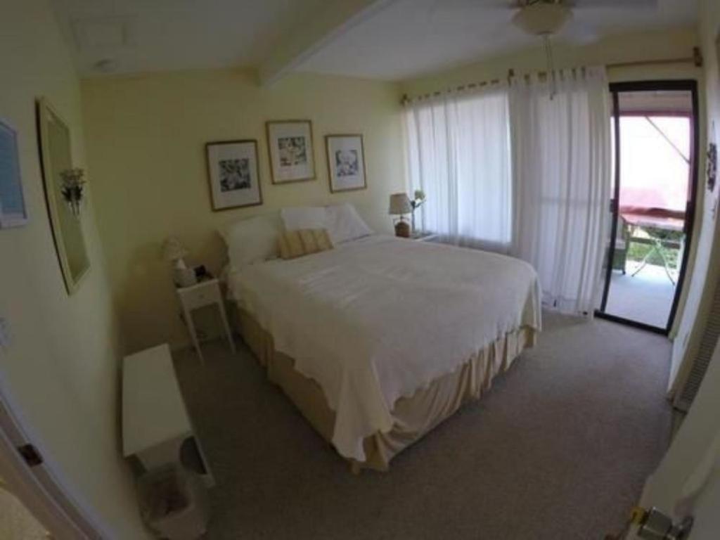 | Hale-Hoola B & B