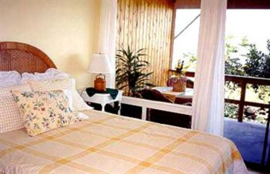 | Hale-Hoola B & B