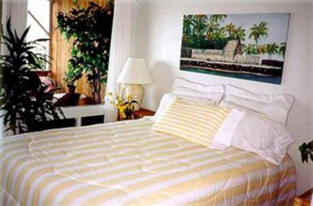 | Hale-Hoola B & B