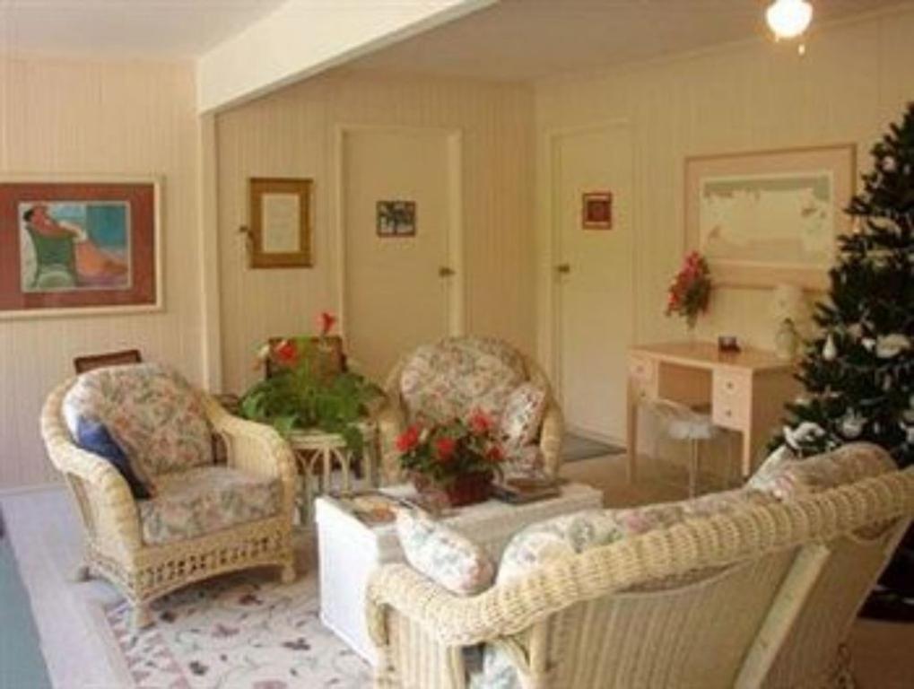 | Hale-Hoola B & B