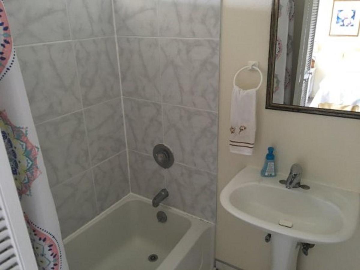 | Hale-Hoola B & B