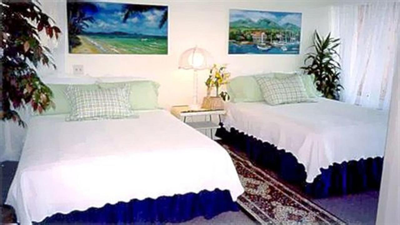 | Hale-Hoola B & B
