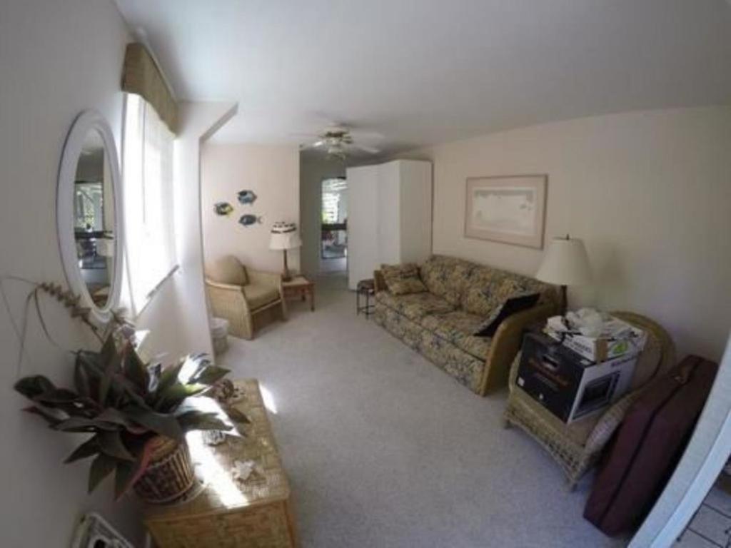  | Hale-Hoola B & B