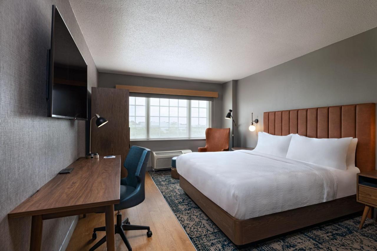 Deluxe King Room at Four Points by Sheraton Houston West
