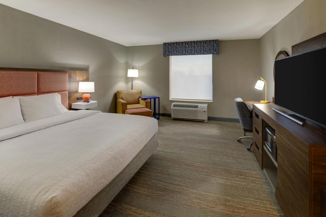 King Room - Hearing Accessible with Bath Tub/Non-Smoking at Hampton Inn & Suites St. Louis-Edwardsville