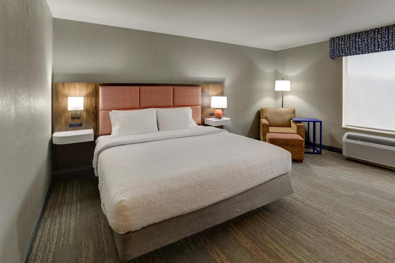 King Room - Hearing Accessible with Bath Tub/Non-Smoking at Hampton Inn & Suites St. Louis-Edwardsville