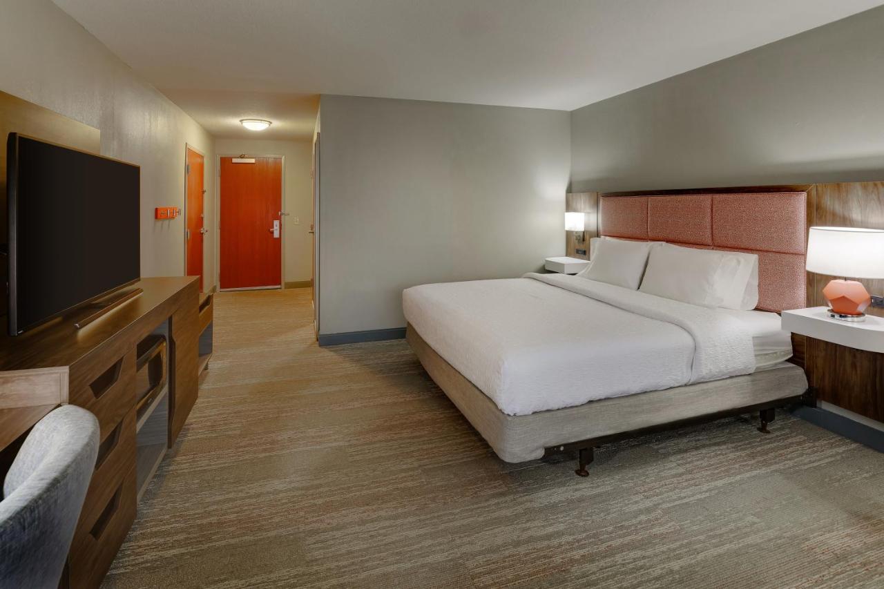 King Room - Hearing Accessible with Bath Tub/Non-Smoking at Hampton Inn & Suites St. Louis-Edwardsville