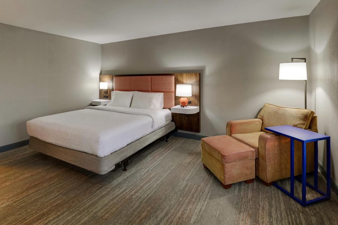 King Room - Hearing Accessible with Bath Tub/Non-Smoking at Hampton Inn & Suites St. Louis-Edwardsville
