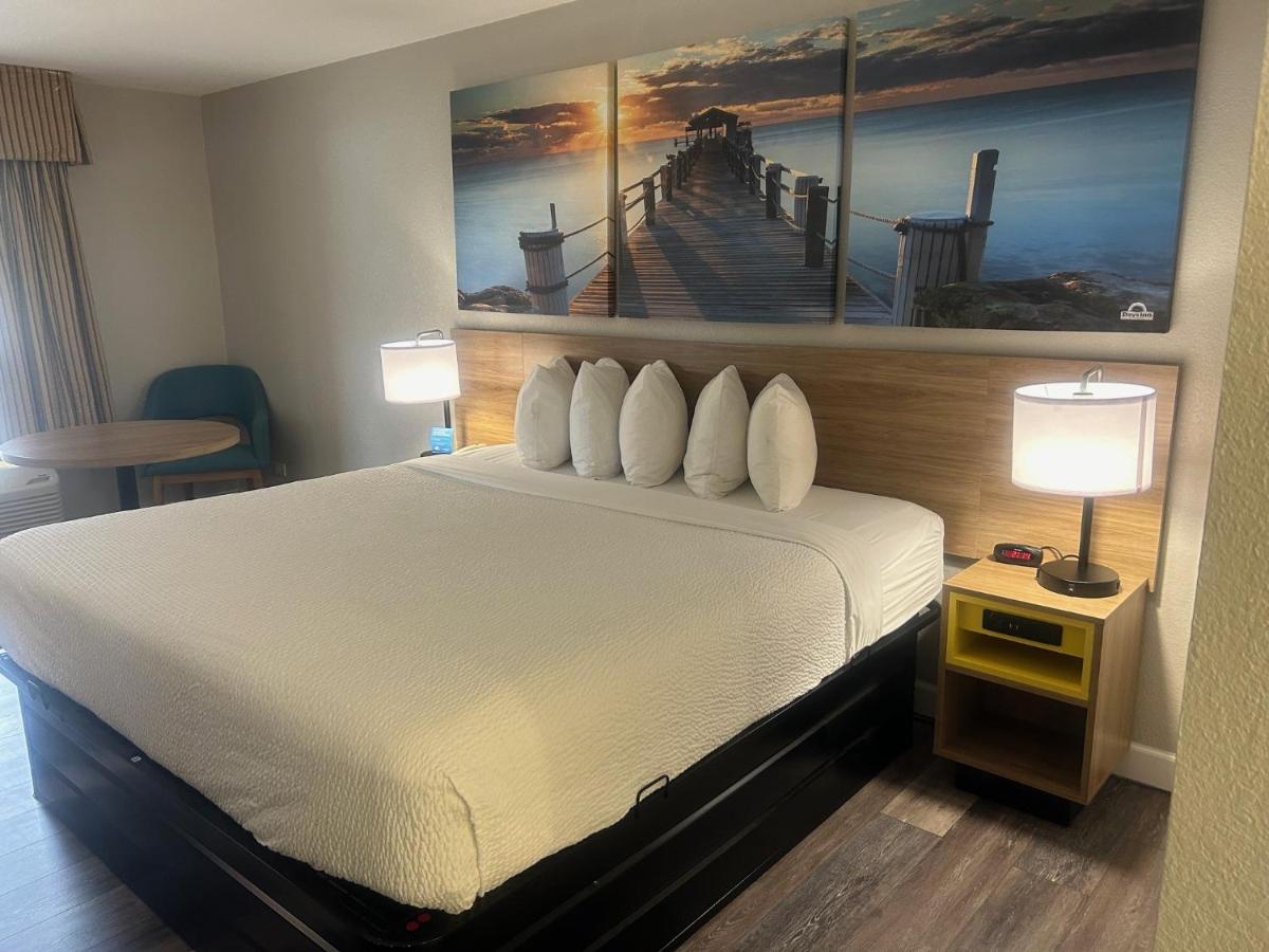 King Room - Non-Smoking at Days Inn by Wyndham Port Charlotte/Punta Gorda