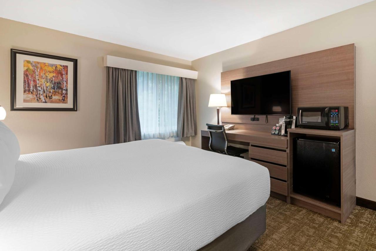 Queen Room - Pet Friendly at Best Western Plus Windjammer Inn & Conference Center