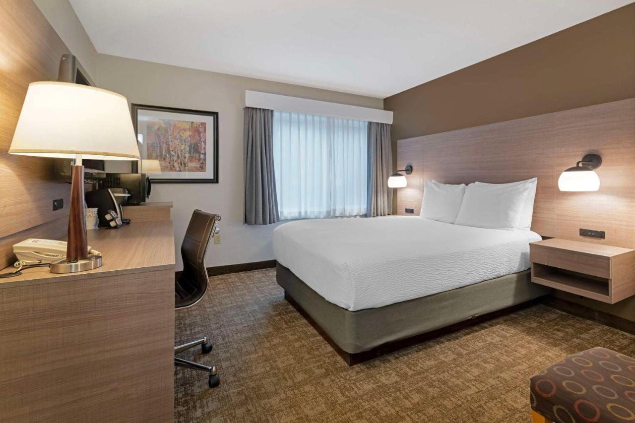 Queen Room - Pet Friendly at Best Western Plus Windjammer Inn & Conference Center