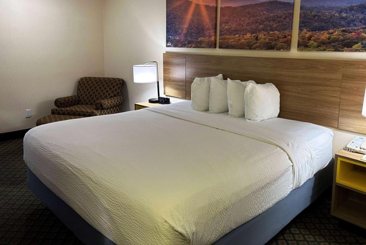 King Room - Non-Smoking at Days Inn & Suites by Wyndham Eunice