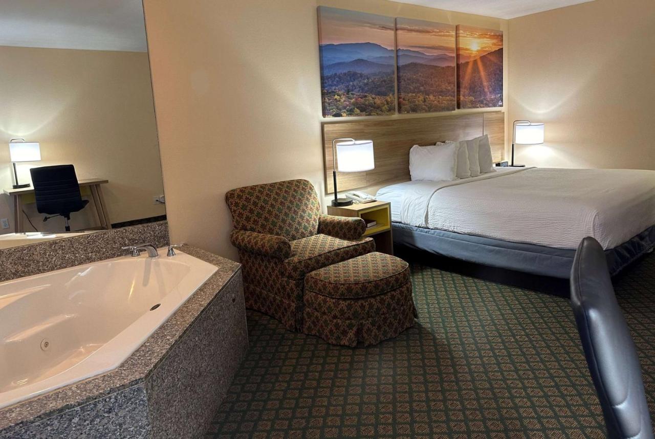 King Suite - Non-Smoking at Days Inn & Suites by Wyndham Eunice