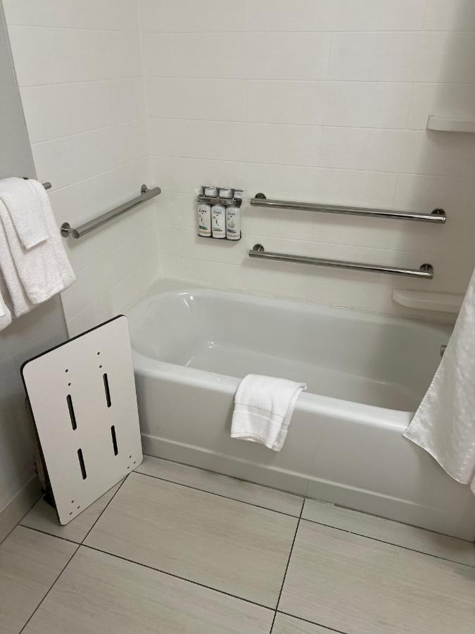 Queen Room with Two Queen Beds - Mobility Access Tub/Non-Smoking at Holiday Inn Express & Suites Mobile - University Area by IHG