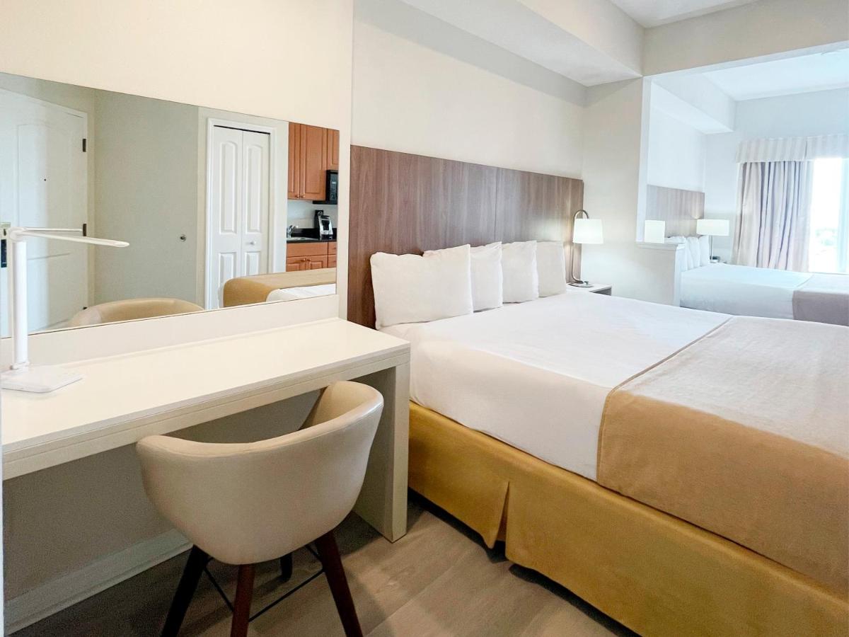  | The Point Hotel & Suites Universal