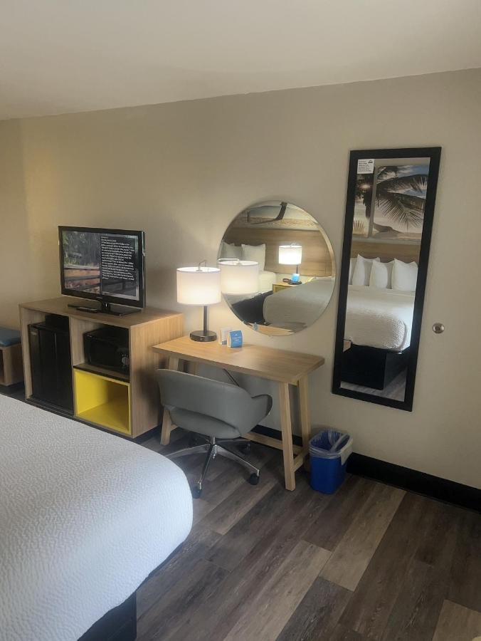 King Room - Non-Smoking at Days Inn by Wyndham Port Charlotte/Punta Gorda