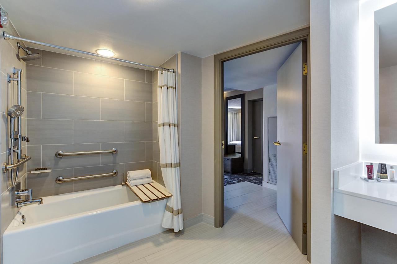 King Room with Lake View and Balcony at Marriott Dallas Las Colinas