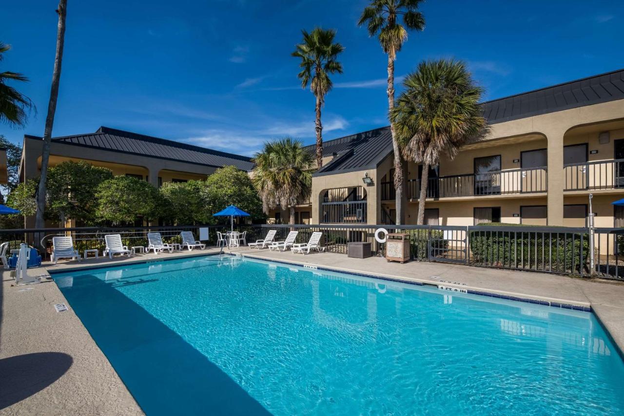 King Room - Non-Smoking - Pool View at Quality Inn Orange Park Jacksonville