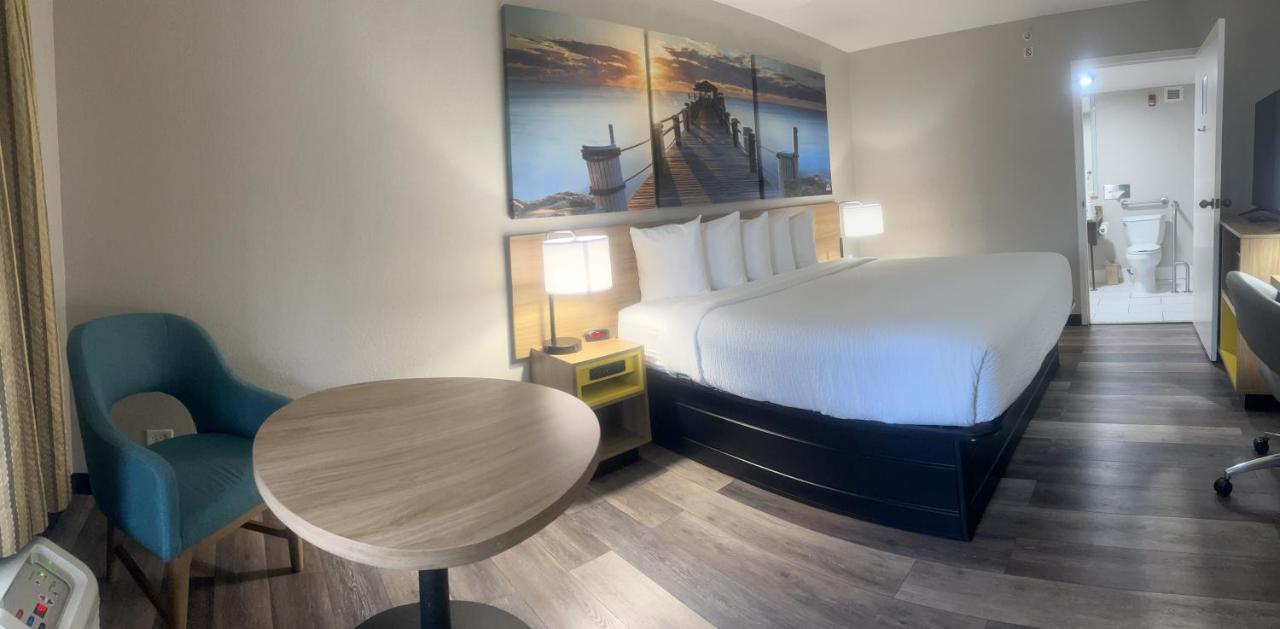 King Room with Roll In Shower and Grab Bars - Mobility/Hearing Impaired/Non-Smoking at Days Inn by Wyndham Port Charlotte/Punta Gorda