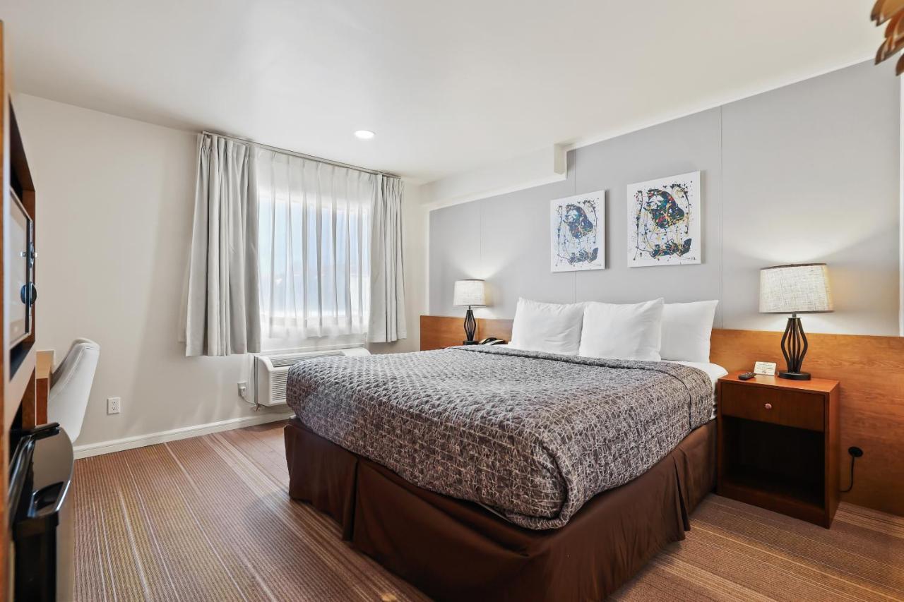 King Room at Brookhurst Plaza Inn