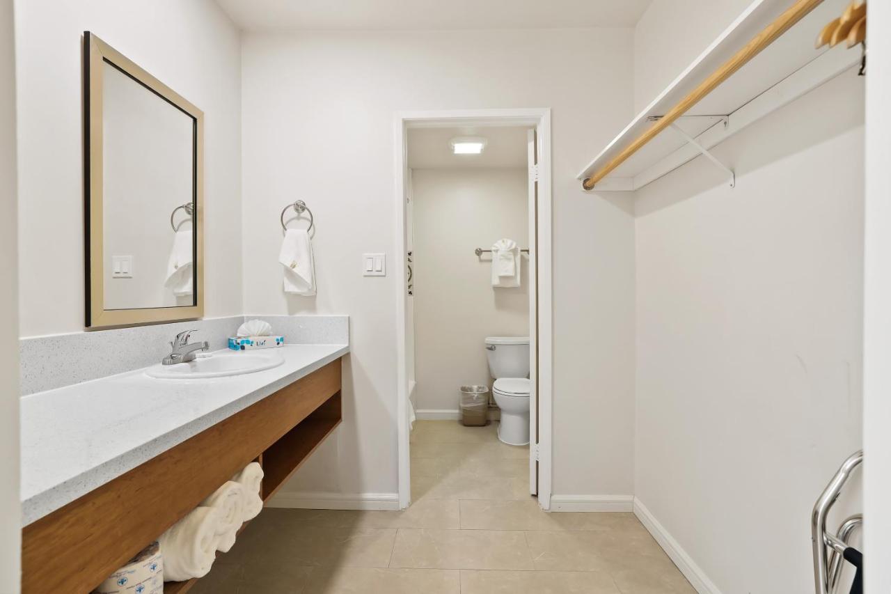 Deluxe Family Room at Brookhurst Plaza Inn