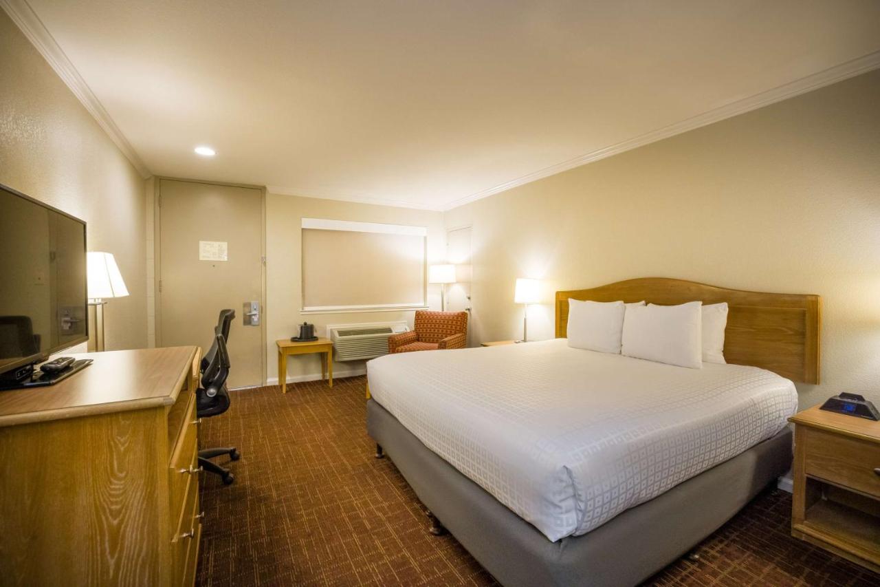 King Room with Bath Tub - Disability Access/Non-Smoking at Best Western Inn