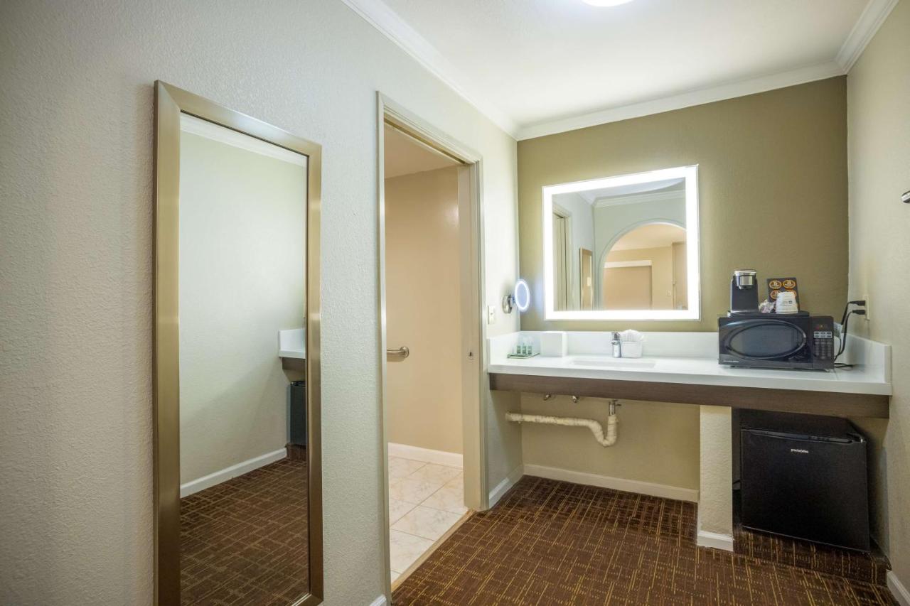 King Room with Bath Tub - Disability Access/Non-Smoking at Best Western Inn