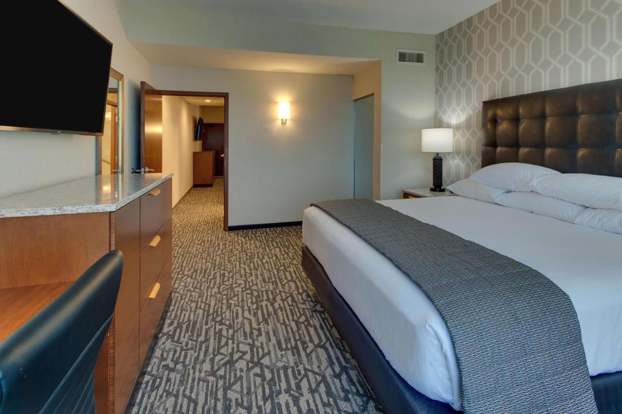 King Suite with Sofa Bed – River View at Drury Plaza Hotel Nashville Downtown