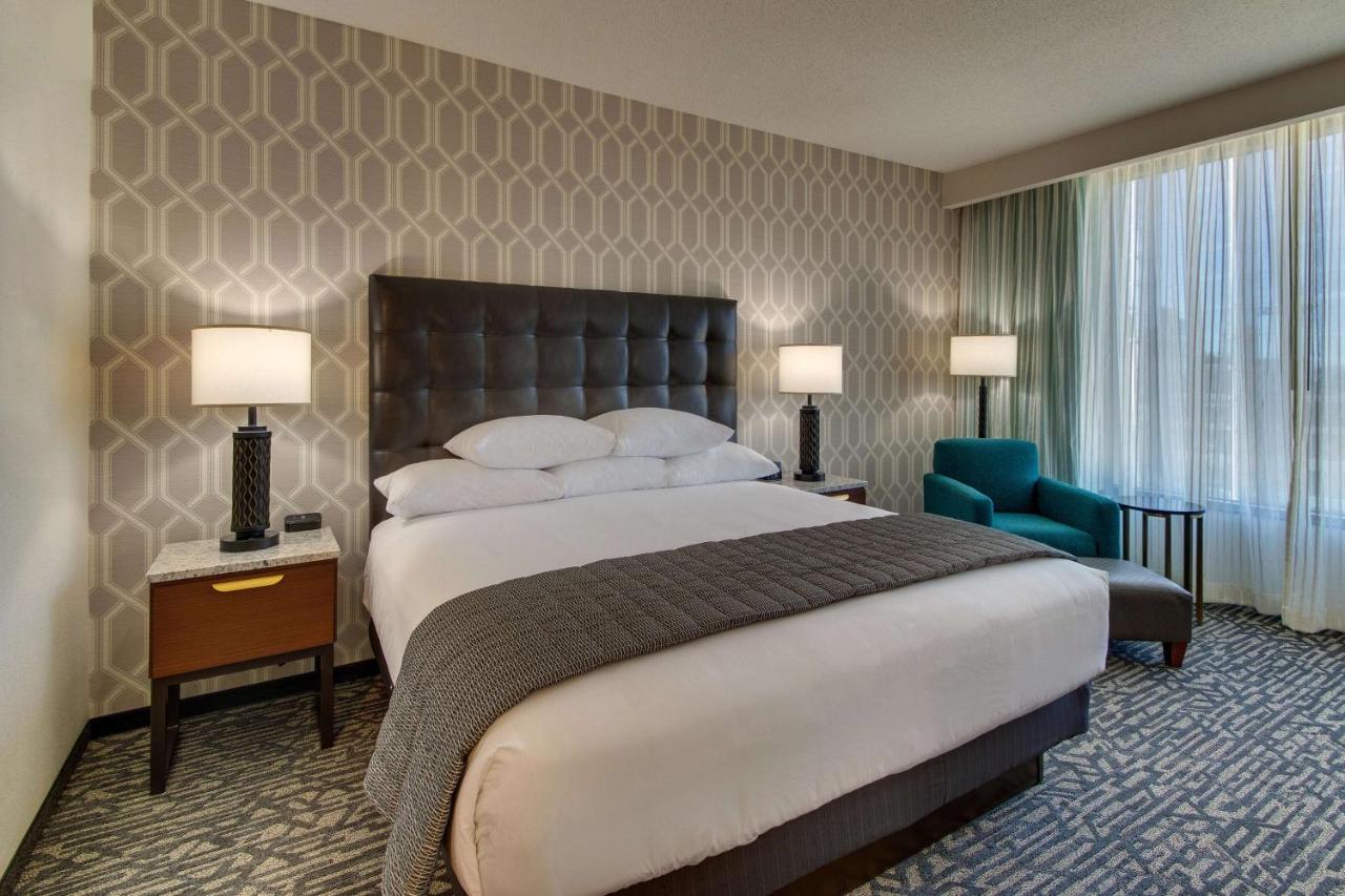 Deluxe King Room - Hearing Accessible, Roll-in Shower at Drury Plaza Hotel Nashville Downtown