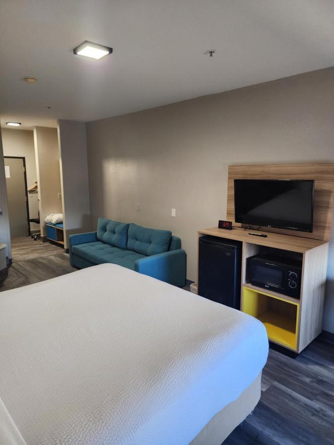 King Studio Suite - Non-Smoking at Days Inn & Suites by Wyndham Tucson/Marana