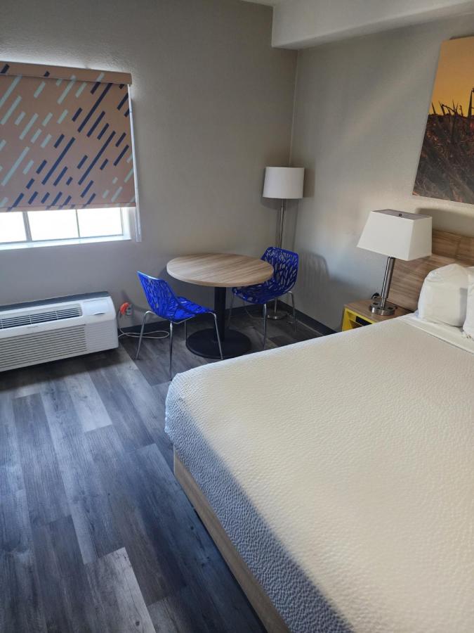 King Studio Suite - Non-Smoking at Days Inn & Suites by Wyndham Tucson/Marana