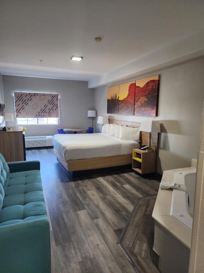 King Studio Suite - Non-Smoking at Days Inn & Suites by Wyndham Tucson/Marana
