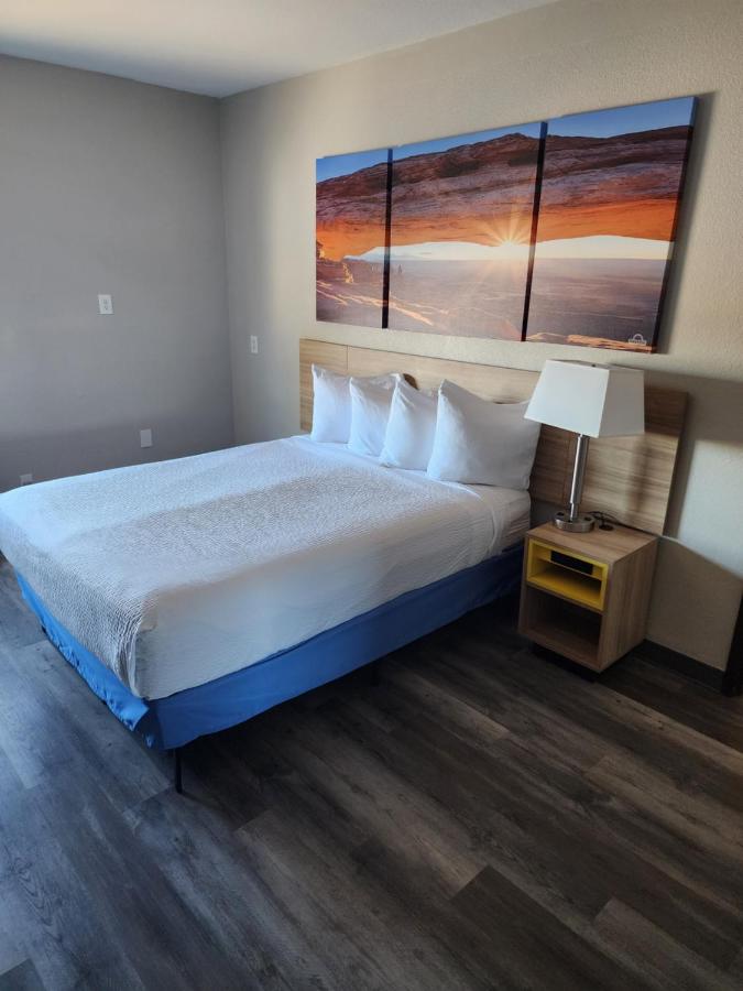 Suite One Bedroom with 1 King Bed and 1 Queen Bed, Non-Smoking at Days Inn & Suites by Wyndham Tucson/Marana