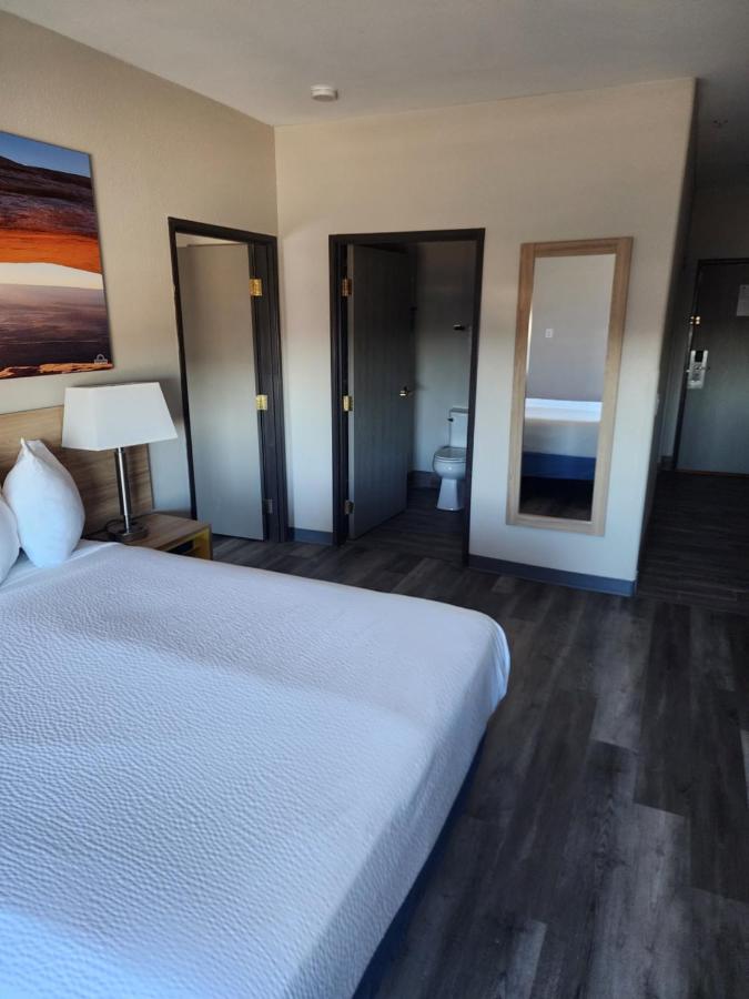 Suite One Bedroom with 1 King Bed and 1 Queen Bed, Non-Smoking at Days Inn & Suites by Wyndham Tucson/Marana