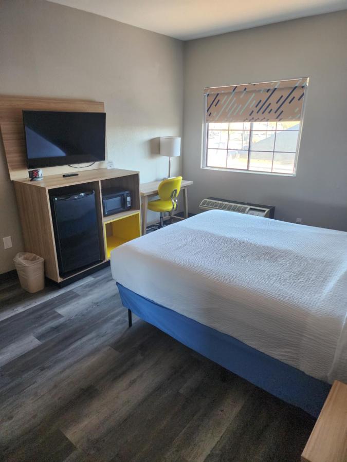 Suite One Bedroom with 1 King Bed and 1 Queen Bed, Non-Smoking at Days Inn & Suites by Wyndham Tucson/Marana
