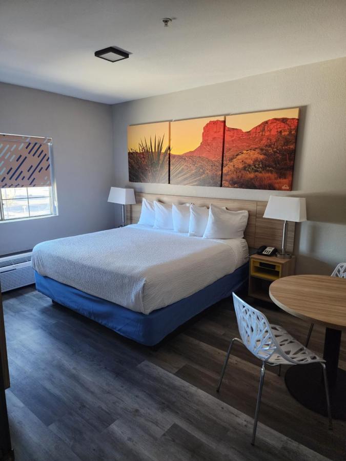 Suite One Bedroom with 1 King Bed and 1 Queen Bed, Non-Smoking at Days Inn & Suites by Wyndham Tucson/Marana