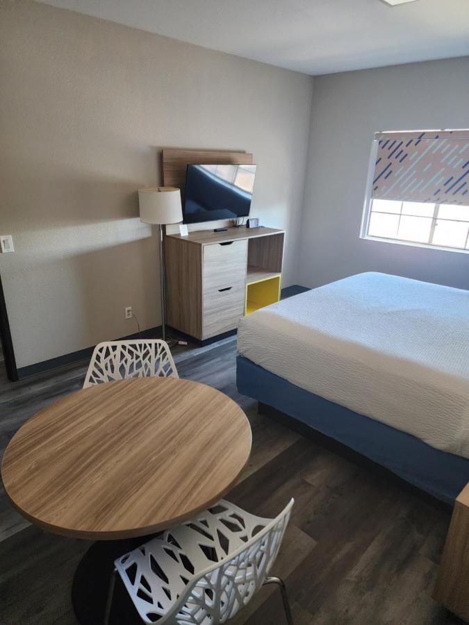 Suite One Bedroom with 1 King Bed and 1 Queen Bed, Non-Smoking at Days Inn & Suites by Wyndham Tucson/Marana