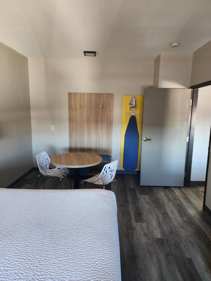 Suite One Bedroom with 1 King Bed and 1 Queen Bed, Non-Smoking at Days Inn & Suites by Wyndham Tucson/Marana