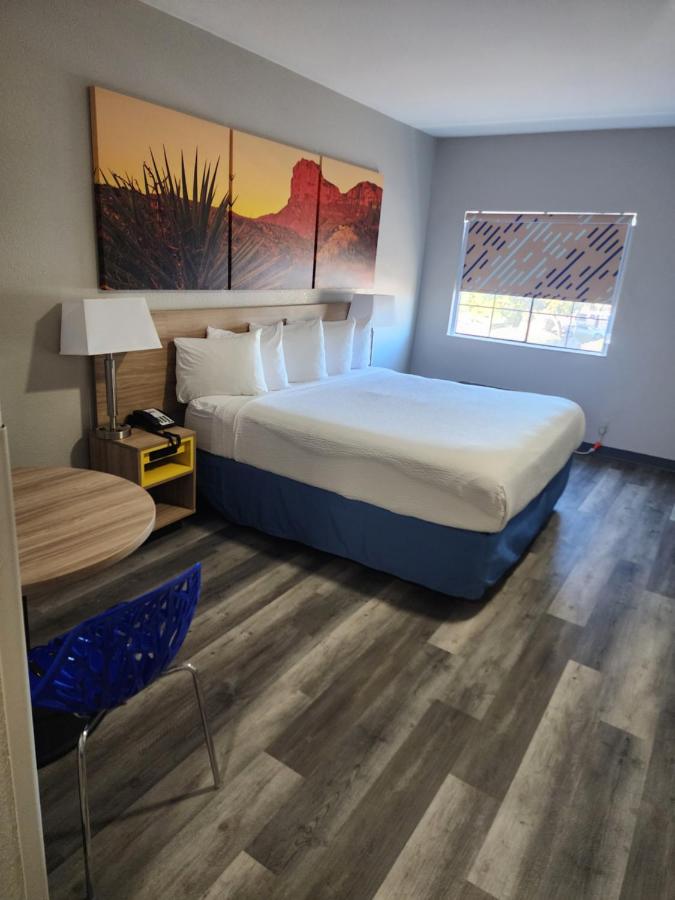 King Room - Non-Smoking at Days Inn & Suites by Wyndham Tucson/Marana