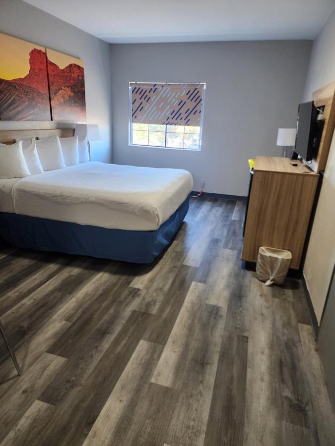 King Room - Non-Smoking at Days Inn & Suites by Wyndham Tucson/Marana