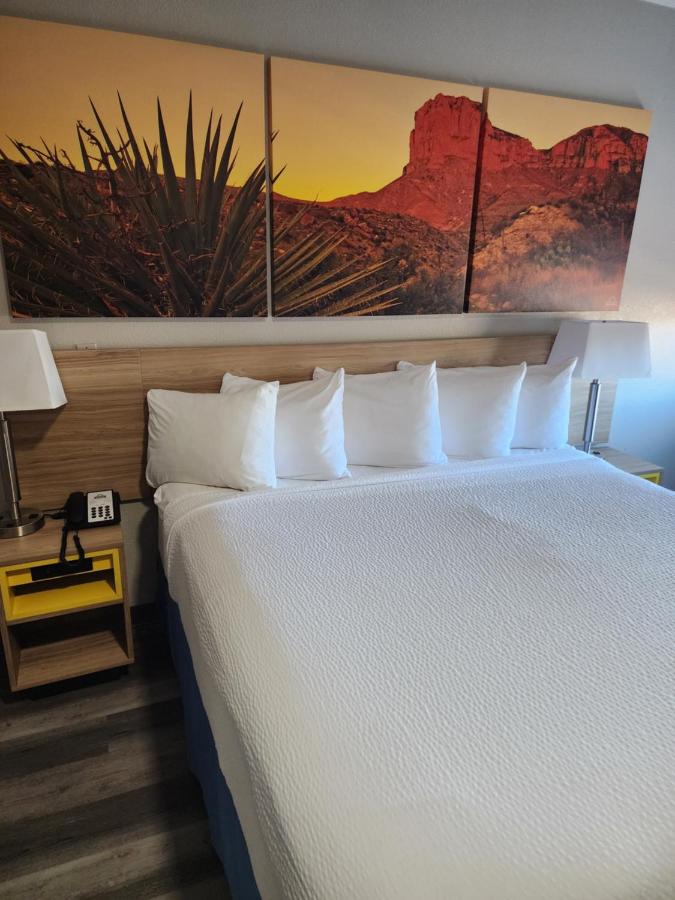 King Room - Non-Smoking at Days Inn & Suites by Wyndham Tucson/Marana