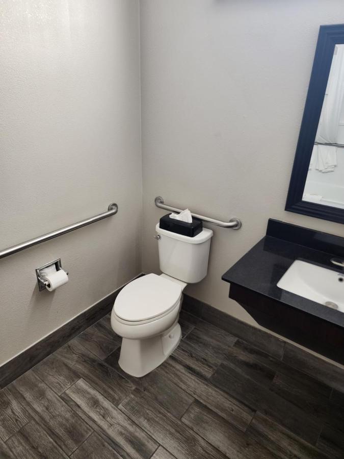 King Room - Disability Access/Non-Smoking at Days Inn & Suites by Wyndham Tucson/Marana